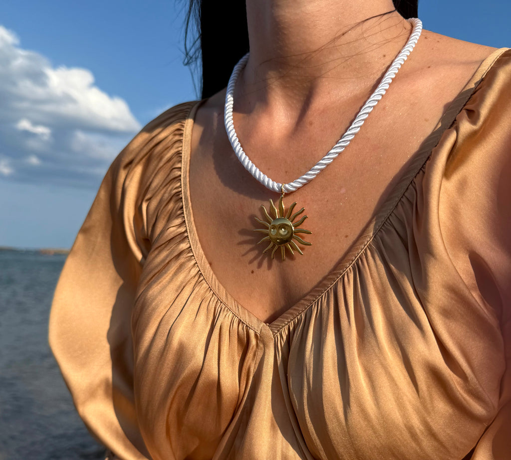 ✨ Collier Soleil Doré sur Cordon Blanc ✨