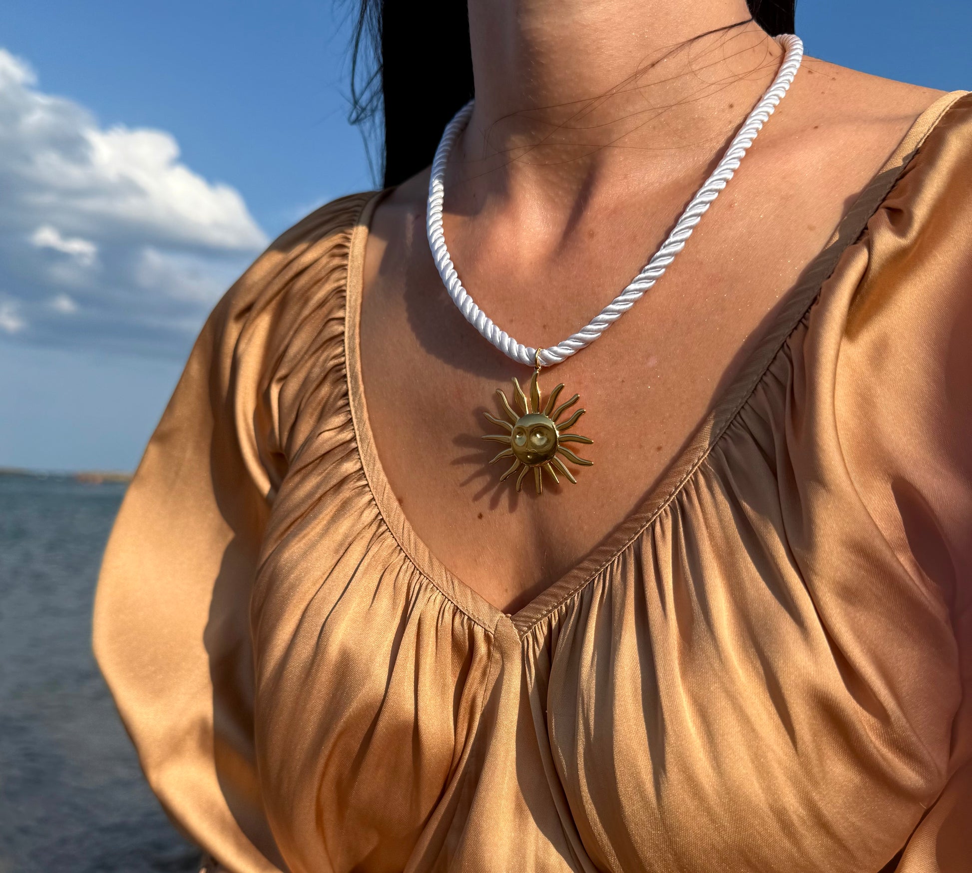 ✨ Collier Soleil Doré sur Cordon Blanc ✨