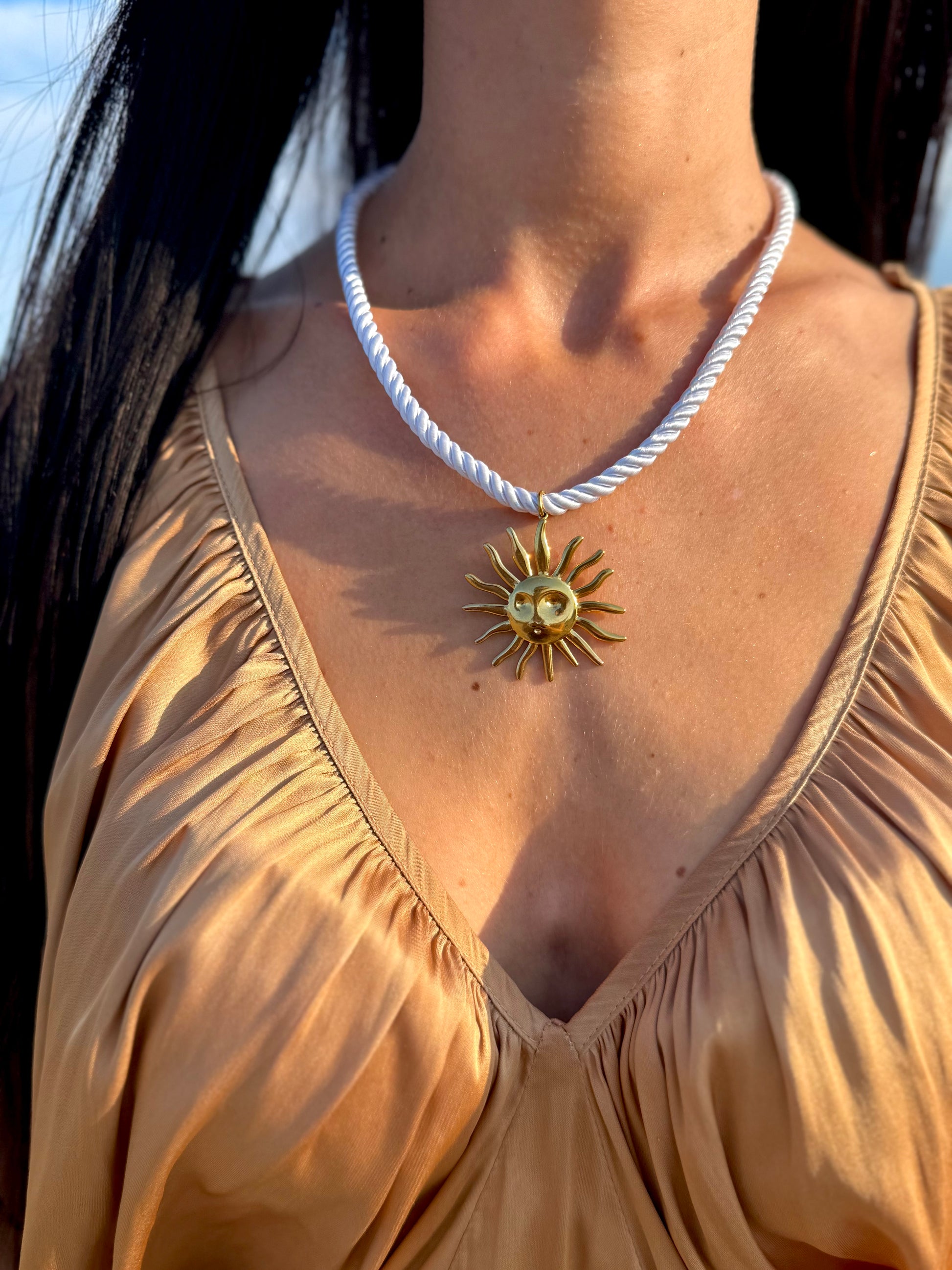 ✨ Collier Soleil Doré sur Cordon Blanc ✨