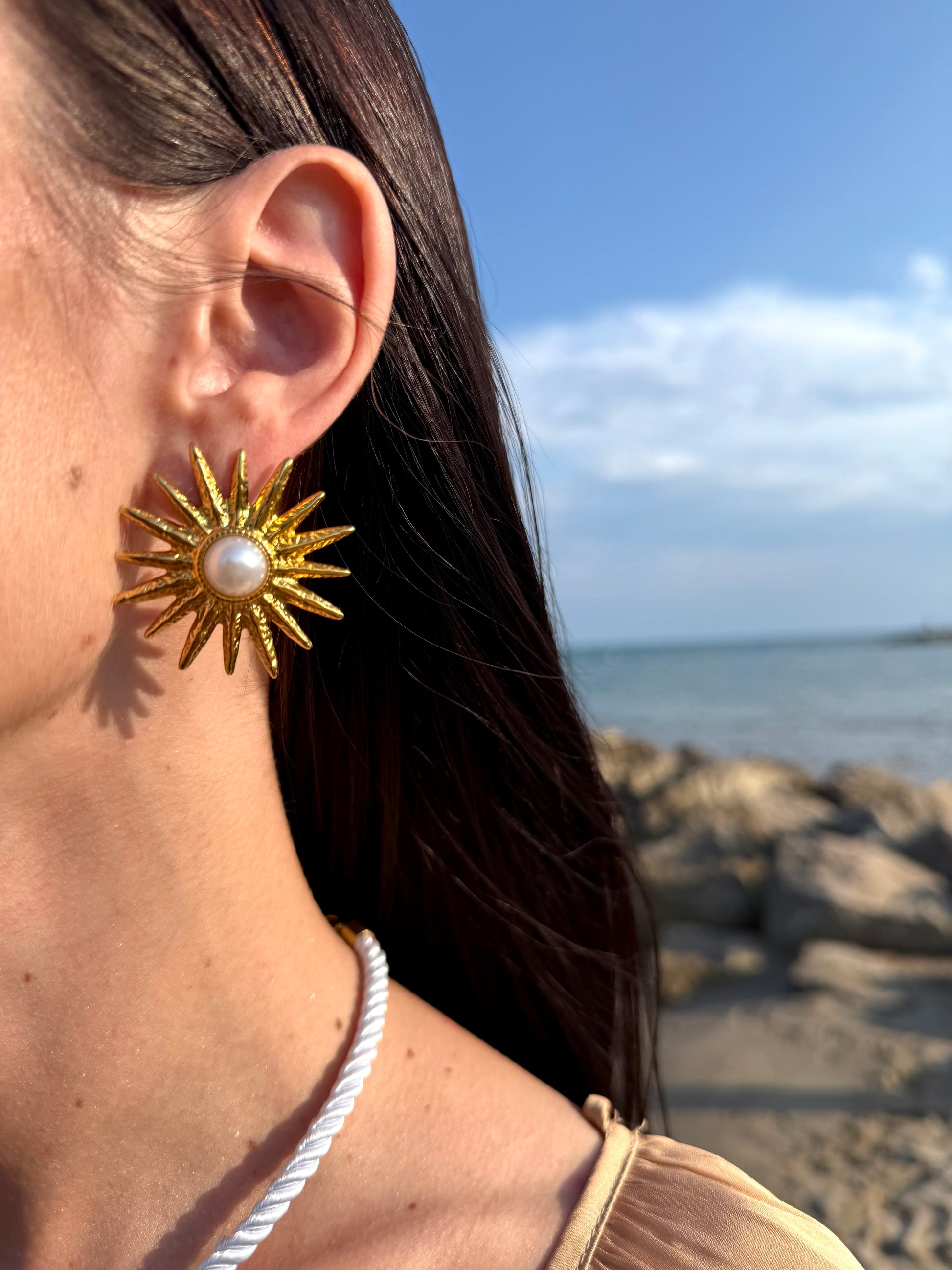 ✨ Boucles d’Oreilles Soleil Doré & Nacrée