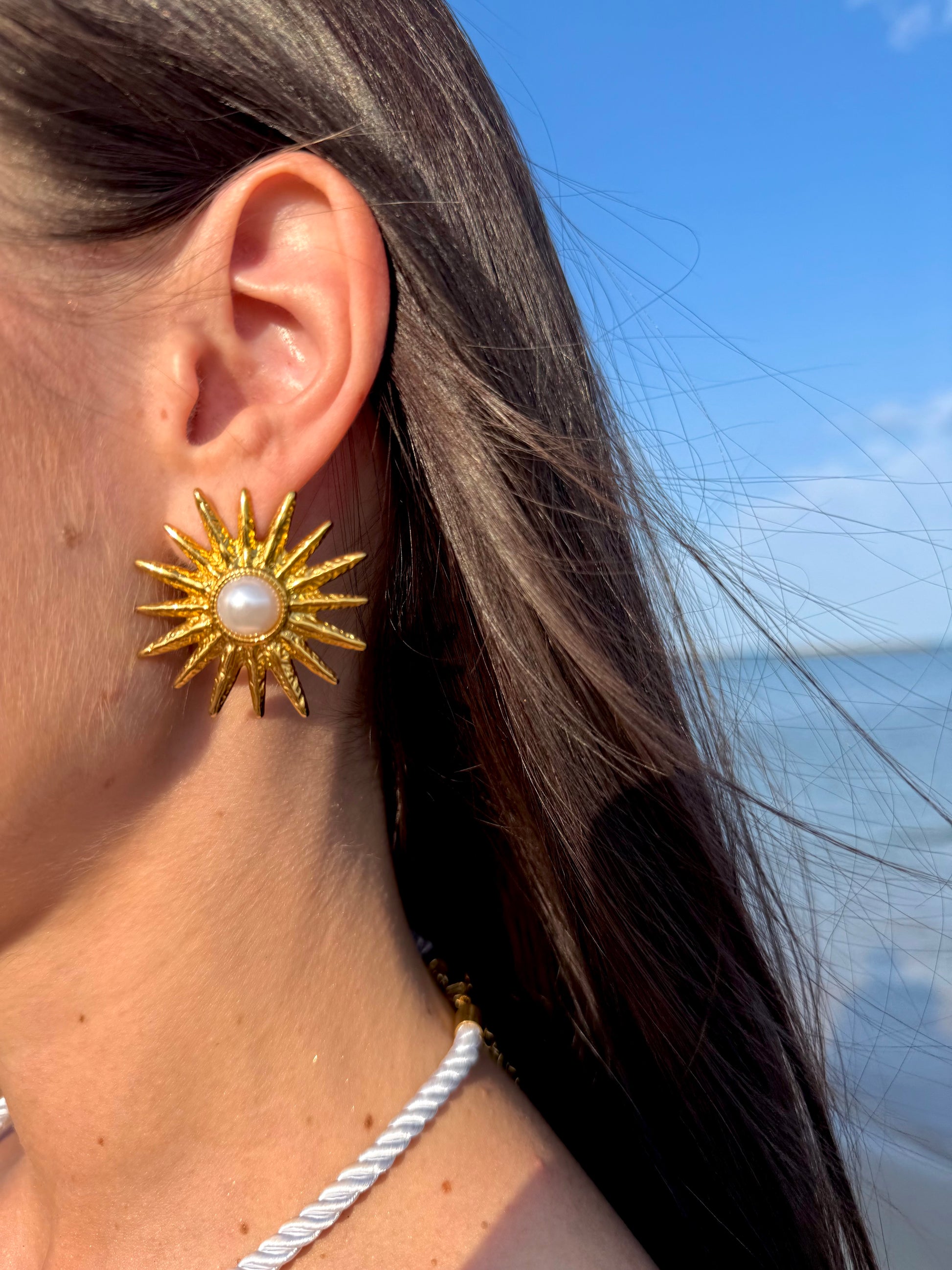 ✨ Boucles d’Oreilles Soleil Doré & Nacrée