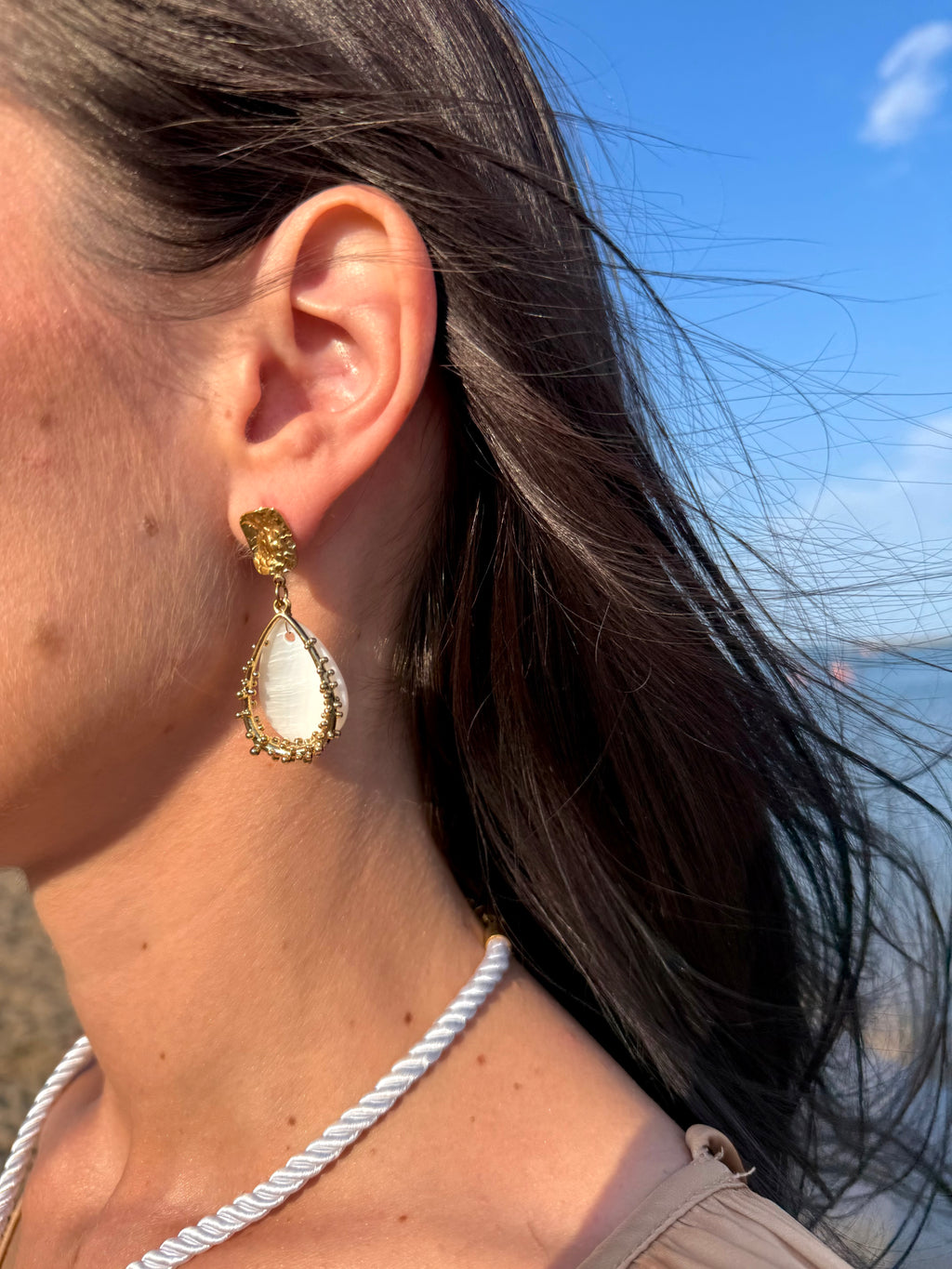 ✨ Boucles d’Oreilles Goutte Nacrée & Doré
