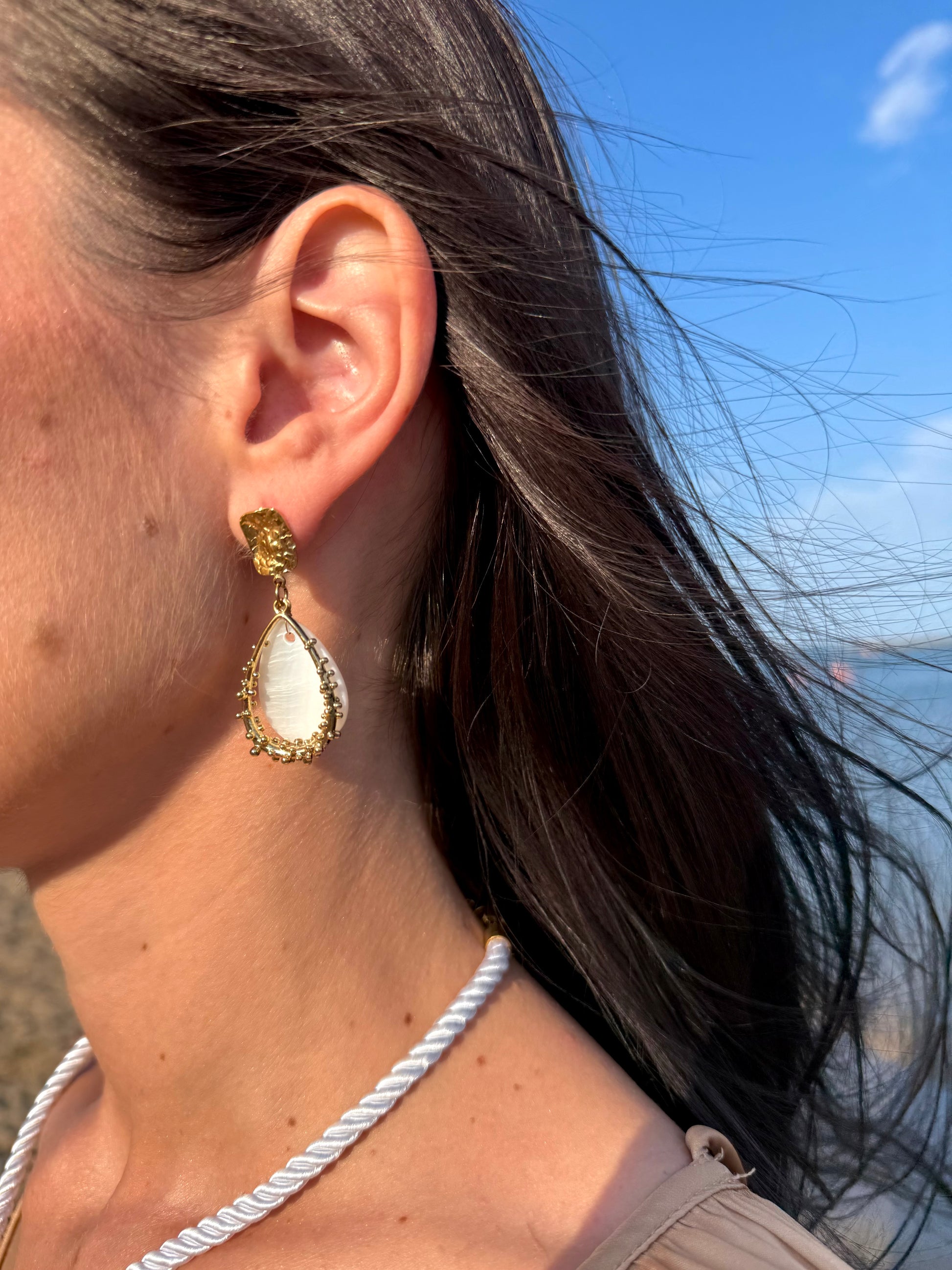 ✨ Boucles d’Oreilles Goutte Nacrée & Doré
