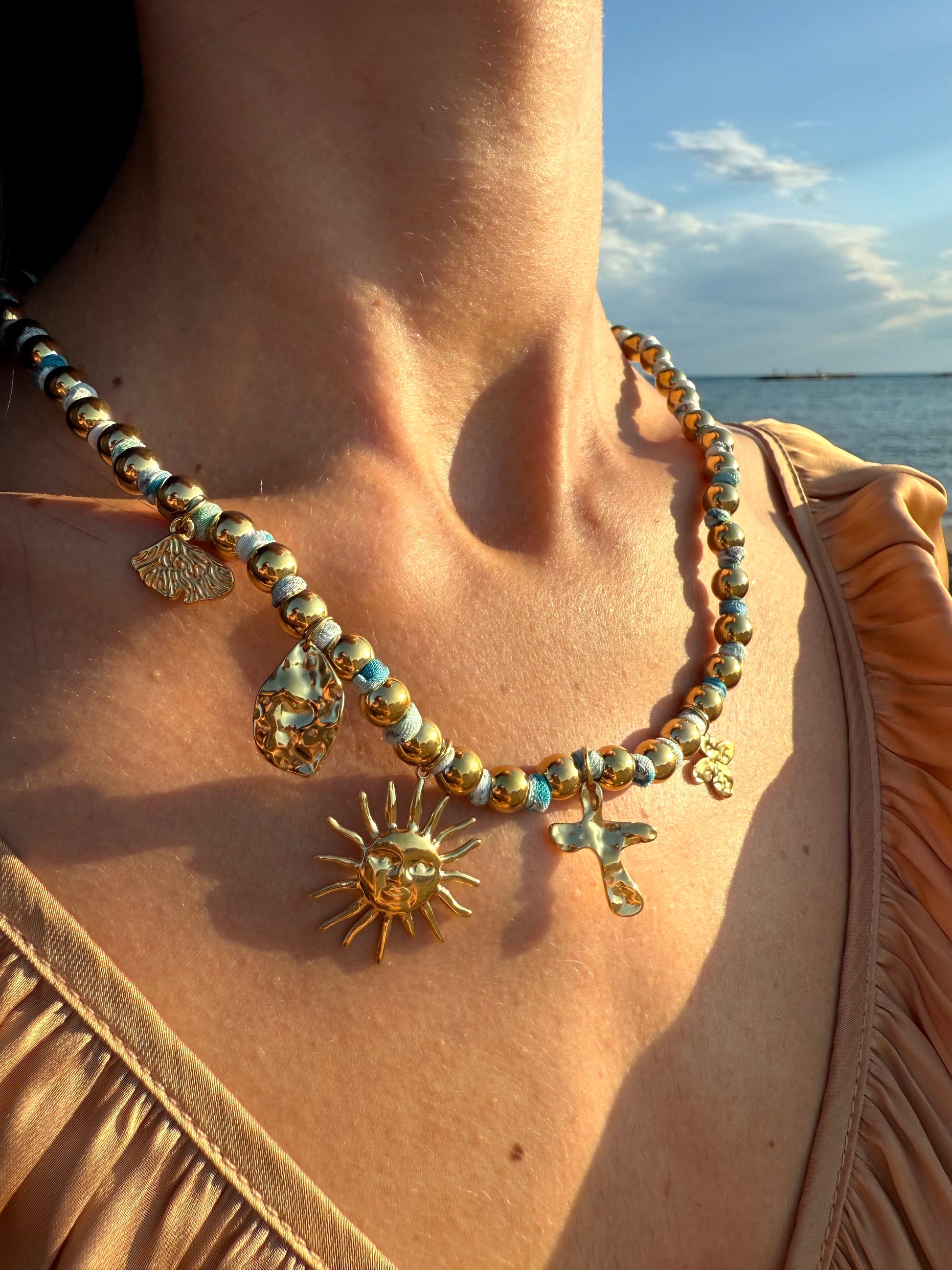 Collier Médaillons Dorés & Perles Turquoise 🌞🩵